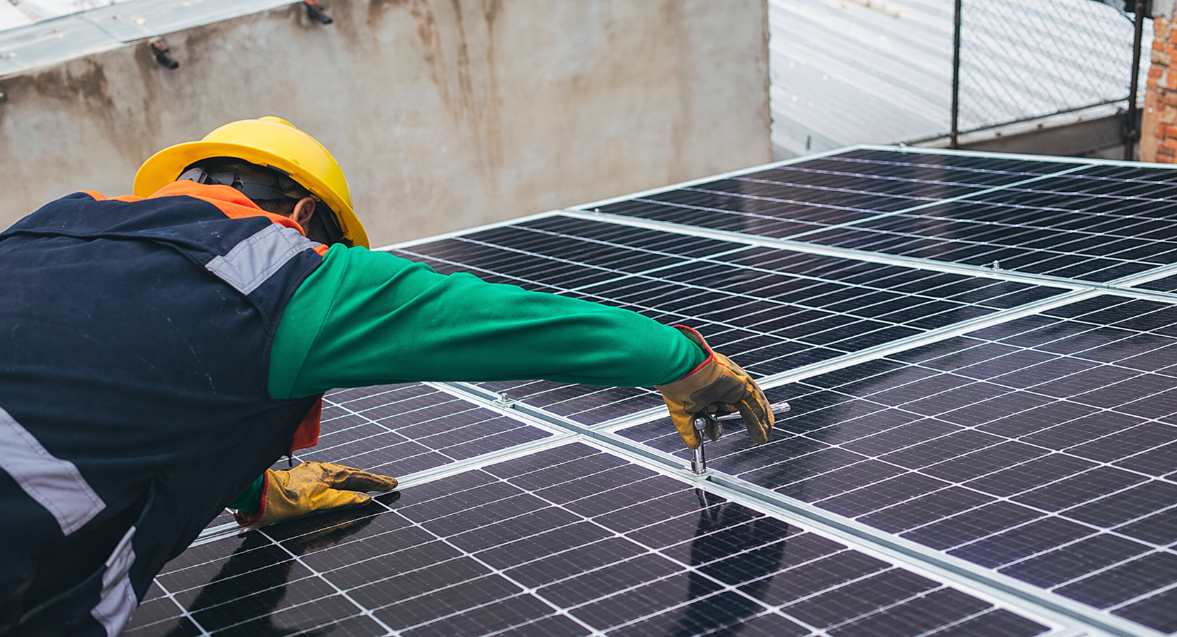 Paneles solares en instalación industrial